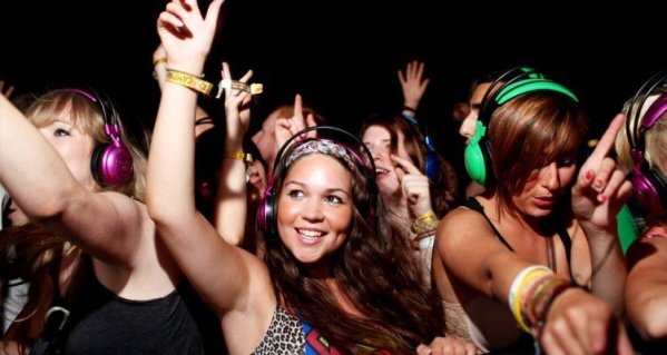 silentdiscocrowd-750x400