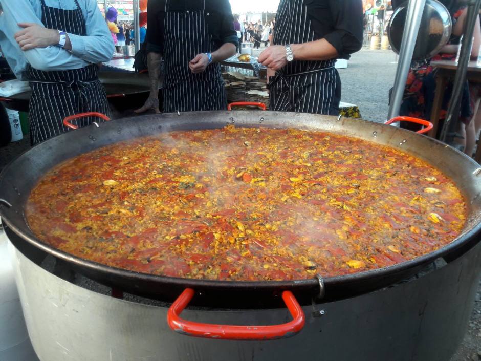 Chef Scott Ketterman of Crown Paella's playa paella. Photo by Kelsey Uy.